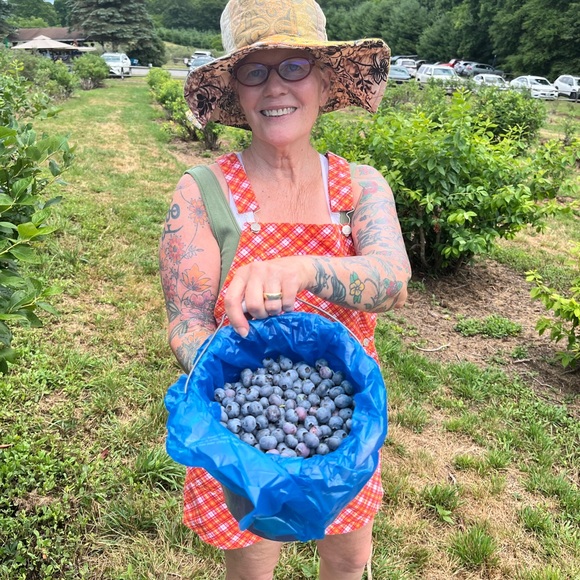 Meet your Posher, Jillian - Picture 2 of 2